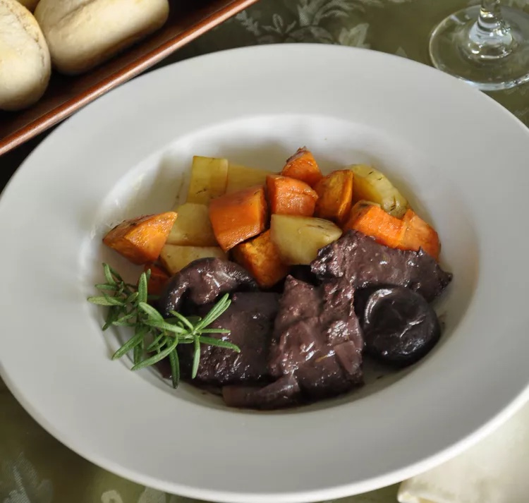 Тушеная оленина с розмарином и шиитаке